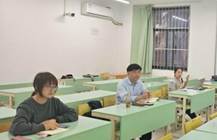 会议室里的人们AI 生成的内容可能不正确。