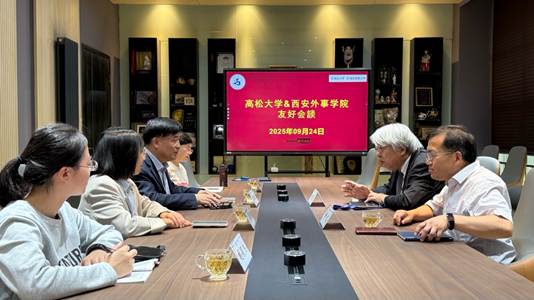 一群人坐在桌子前AI 生成的内容可能不正确。