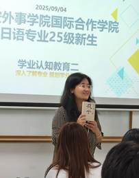 图片包含 人, 室内, 女人, 桌子AI 生成的内容可能不正确。