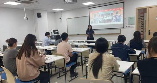 会议室里的人们AI 生成的内容可能不正确。