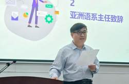 人站在电视前AI 生成的内容可能不正确。