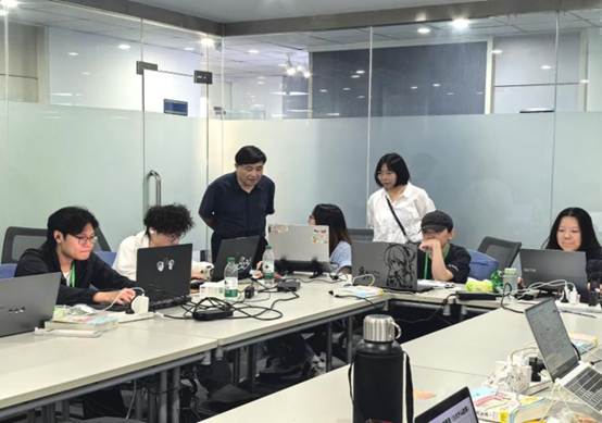 会议室里的人们AI 生成的内容可能不正确。