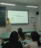 人们在房间里AI 生成的内容可能不正确。