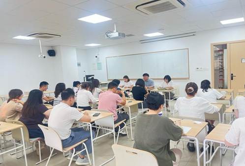 一群人在房间里的桌子椅子AI 生成的内容可能不正确。