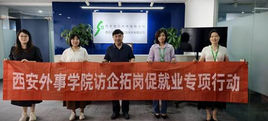 一群人站在台上AI 生成的内容可能不正确。