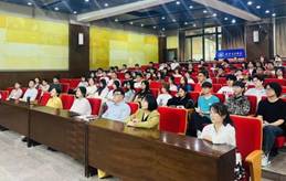 人们在看台上的人在房间里AI 生成的内容可能不正确。