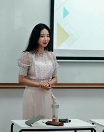 女人站在镜子前AI 生成的内容可能不正确。
