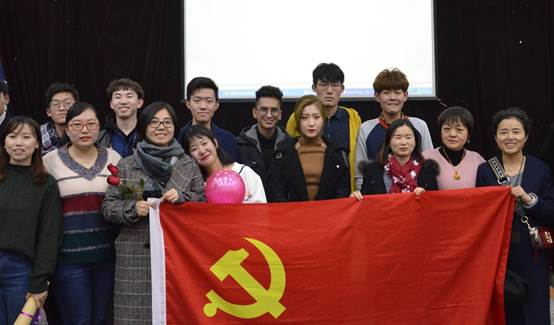 图片包含 人员, 室内, 伪装, 红色自动生成的说明