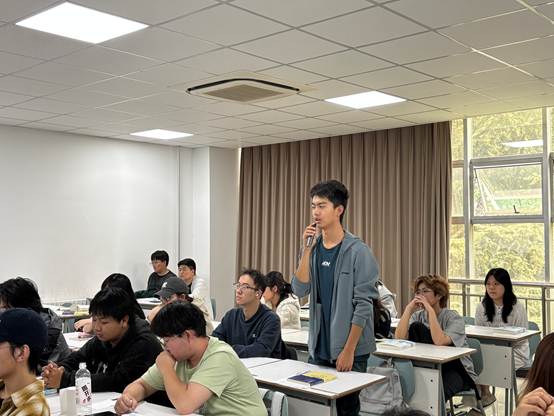 一群人坐在桌子前AI 生成的内容可能不正确。