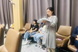 图片包含 窗帘, 人, 室内, 活AI 生成的内容可能不正确。