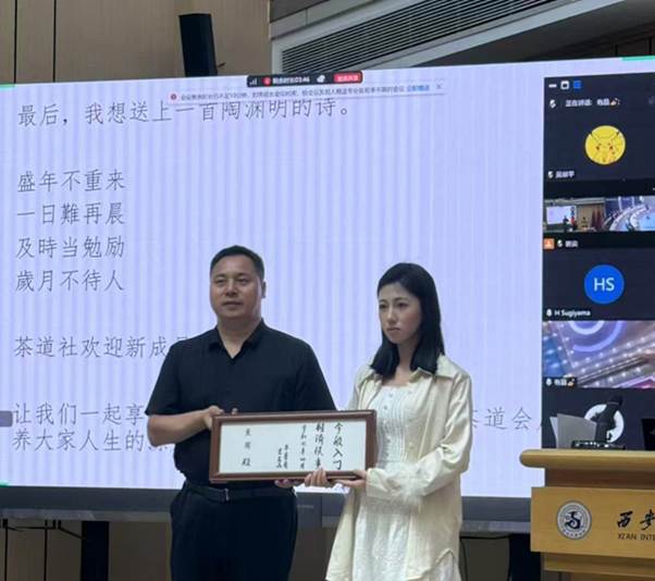 电脑前的男人和女人站在一起AI 生成的内容可能不正确。